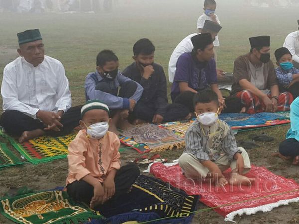 Warga Pekanbaru Salat Id di Tengah Asap