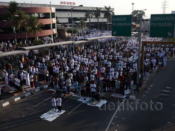 Warga Salat Id di Pasar Senen