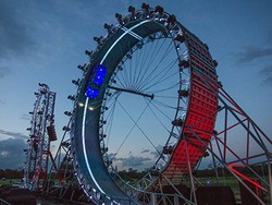 Keren! Dengan Jaguar F-Pace, Pria Ini Memutari Lintasan 360 Derajat ke Atas