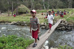 Masih Boros Pakai Air? Malu  Dong  Sama Orang Papua