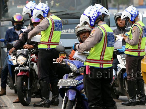 Terobos Jalur TransJ, Puluhan Pemotor Ditilang