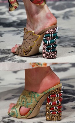 Ular Meliliti Sepatu Model di Show Gucci, Milan Fashion Week