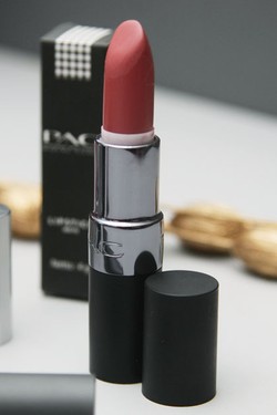 Beli Online Hingga ke Pasar, Demi Punya Lipstik Lokal yang Sedang Tren