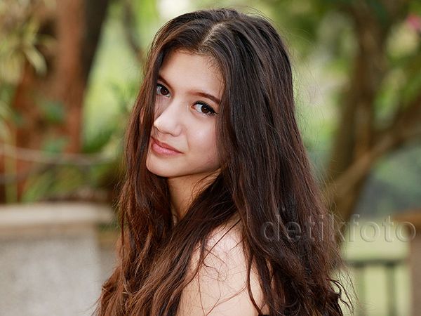 So Pretty! Cassandra Lee Makin Curi Perhatian