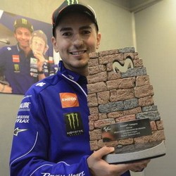 Ikut Mendesain Trofi Pemenang, Lorenzo Berharap Bisa Merebutnya