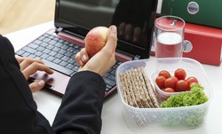 Jangan Asal Ngemil, Perhatikan 4 Hal Ini Agar Berat Badan Tak Naik