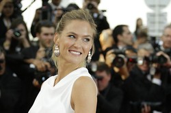 Supermodel Israel Minta Lokasi Pernikahannya Ditutup Bagi Penerbangan