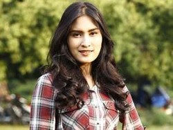 Belum Lancar Nyetir, Mobil Angbeen Rishi Nabrak Trotoar