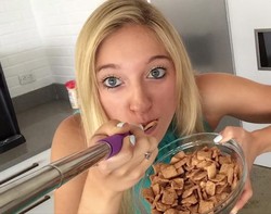 Dengan Tongsis Sendok Ini Bisa Sarapan Sambil Selfie