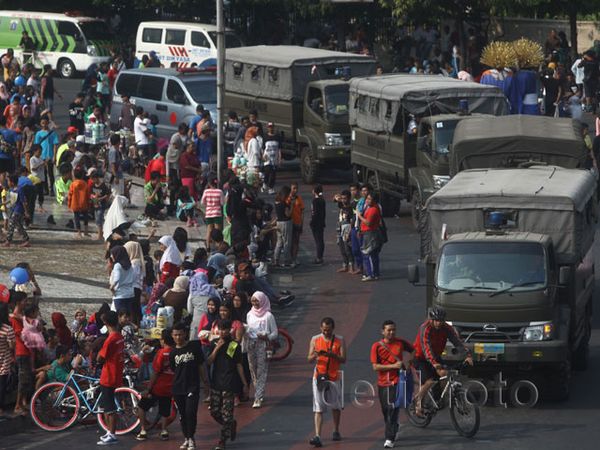 Truk TNI Melintas Saat CFD