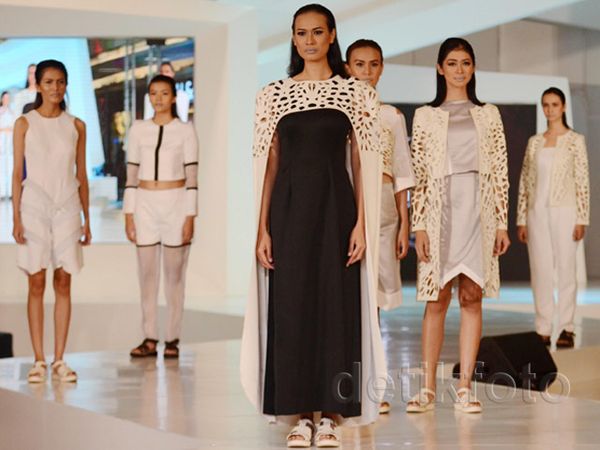 Busana Luar Angkasa Ala Kimberly Tandra