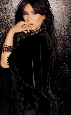 Kim Kardashian Pose Mesra dengan Desainer Givenchy