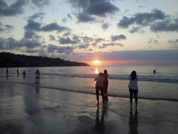 5 Tips Nikmati Sunset Romantis di Jimbaran, Bali