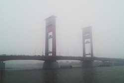 Jembatan Ampera Penuh Kabut Asap, Sedih Deh