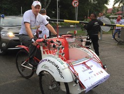 Petualangan Bule Gowes Becak dari Sumatera ke Jawa Dimulai!