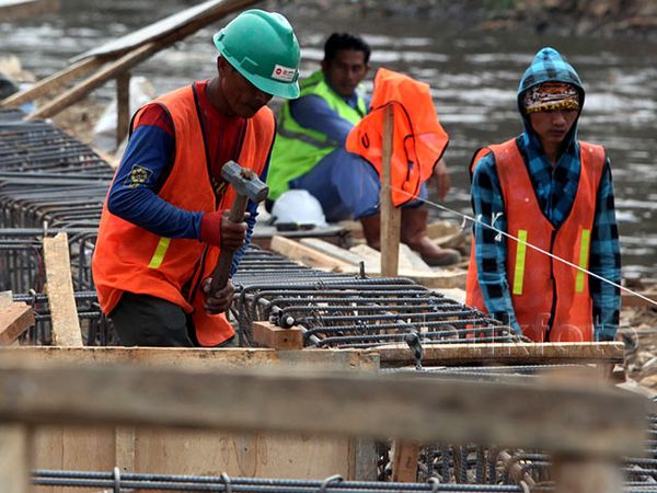 Dinding Turap Kali Ciliwung di Kampung Pulo Mulai Dibangun
