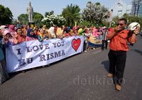 Warga Surabaya Aksi Sayang Bu Risma