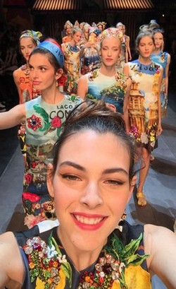 Model-model Asyik Selfie di Runway Dolce & Gabbana Milan Fashion Week