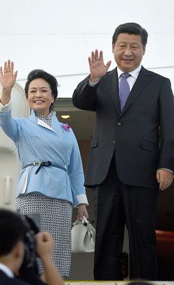 Peng Liyuan, Istri Presiden China yang Gaya Busananya Mencuri Perhatian