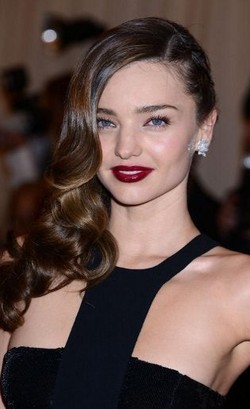 5 Tips Memakai Lipstik Berwarna Gelap