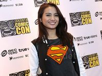 Acha Septriasa Berbaju Superman