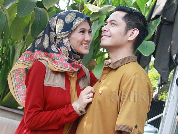 Kemesraan Dude Harlino dan Alyssa Soebandono