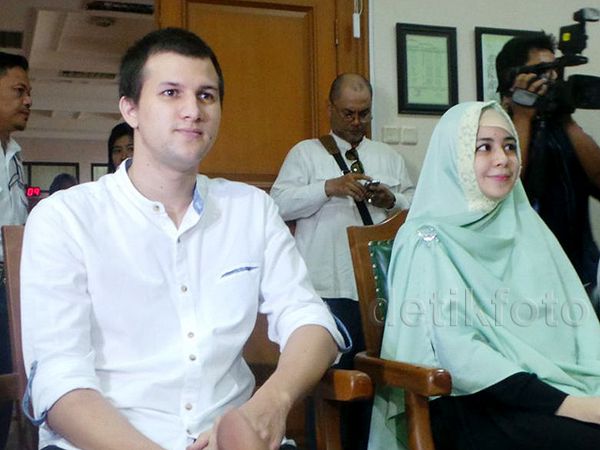 Risty Tagor dan Stuart Collin Tersenyum di Sidang Cerai Perdana