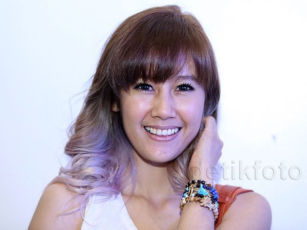 Ardina Rasti Berambut Pastel, Love It or Leave It?