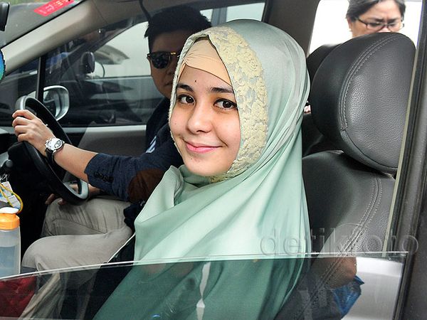 Risty Tagor Tebar Senyuman Jalani Sidang Cerai