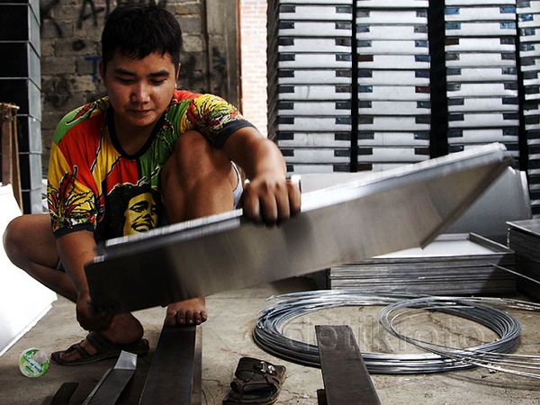 Melihat Pembuatan Loyang Rumahan di Citeureup