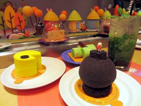 Menikmati Cake Berbentuk Unik di Kafe a la Negeri Dongeng Menikmati Cake Berbentuk Unik di Kafe a la Negeri Dongeng