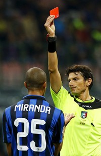 Miranda menerima kartu merah. Stefano Rellandini/Reuters/detikFoto.