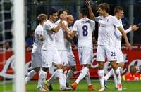 Para pemain Fiorentina merayakan gol. Dengan kemenangan ini Fiorentina mampu mengambil alih posisi pertama klasemen sementara. Bersama Inter, mereka sama-sama mengumpulkan 15 poin, tapi unggul selisih gol hingga ada di puncak klasemen. Stefano Rellandini/Reuters/detikFoto.