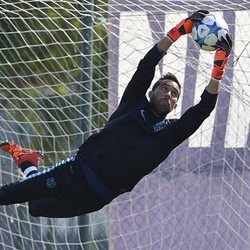 Bravo Fit, Saatnya Enrique Rotasi Kiper?