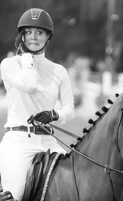 Cerai Jelang 1 Tahun Menikah, Kaley Cuoco Obati Patah Hati dengan Berkuda