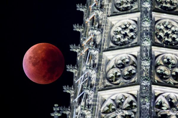 Penampakan Fenomena Langka Bulan 'Berdarah' Penampakan Fenomena Langka Bulan 'Berdarah'