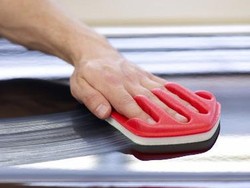 Tukang Cuci Mobil Lagi Galau, Berharap dari Jasa Poles