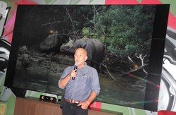 30 Tahun Berburu Badak di Hutan Indonesia