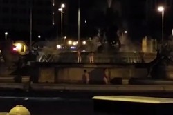 Berendam Sambil Bugil di Air Mancur Roma, 6 Turis Ditangkap Polisi