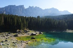 Danau Pelangi di Italia & Kisah Cinta Penyihir yang Gagal