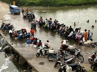 Kekeringan, Warga Citeureup Mandi dan Mencuci di Sungai