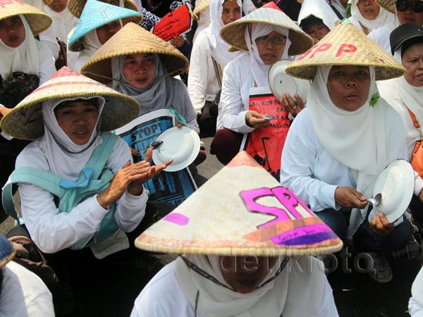 Ratusan Petani Demo di Istana
