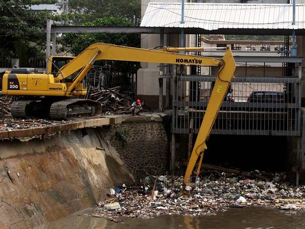 Sampah di Pintu Air Manggarai Dibersihkan
