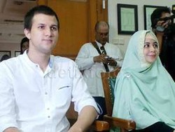 Risty dan Stuart Kompak Hadir di Sidang Cerai, Denada Dapat Hak Asuh Anak