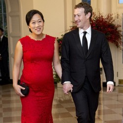 Istri Zuckerberg Tampil Perdana Pamerkan Kehamilan