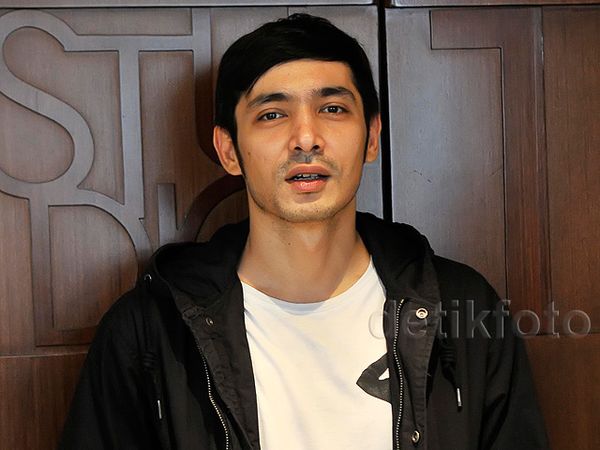 Hot Daddy! Abimana Aryasatya Keren dengan Parka