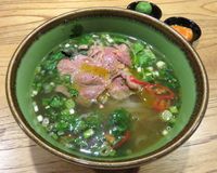 Slruup! Gurih Segar Pho dengan Irisan Daging Steak Empuk