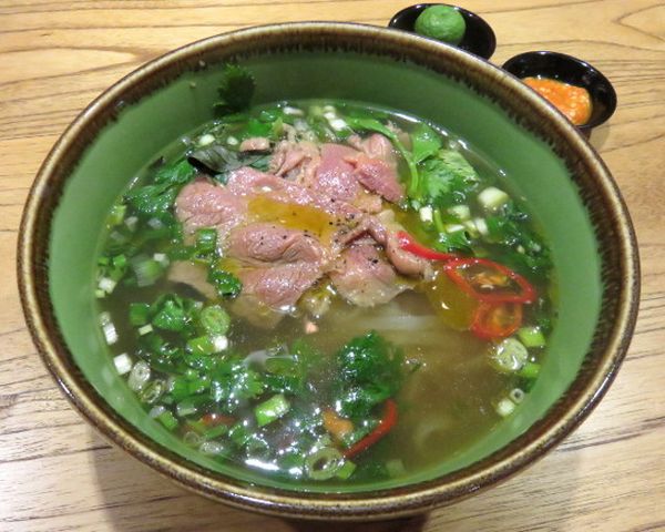 Slruup! Gurih Segar Pho dengan Irisan Daging Steak Empuk