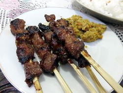 Maranggi H. Aman: Empuk Manis Sate Maranggi Berpadu dengan Sambal Oncom