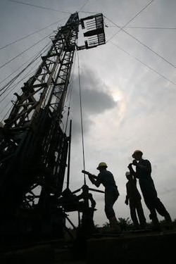 Harga Minyak Jatuh, Kontraktor Migas RI Ngeluh Sepi Proyek